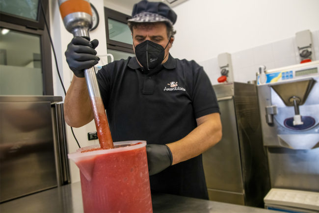 preparazione materia prima gelateria artigianale