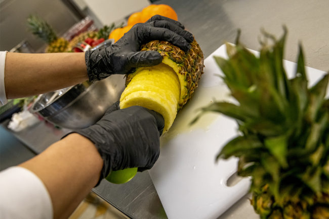 preparazione frutta per gelato artigianale all'ananas