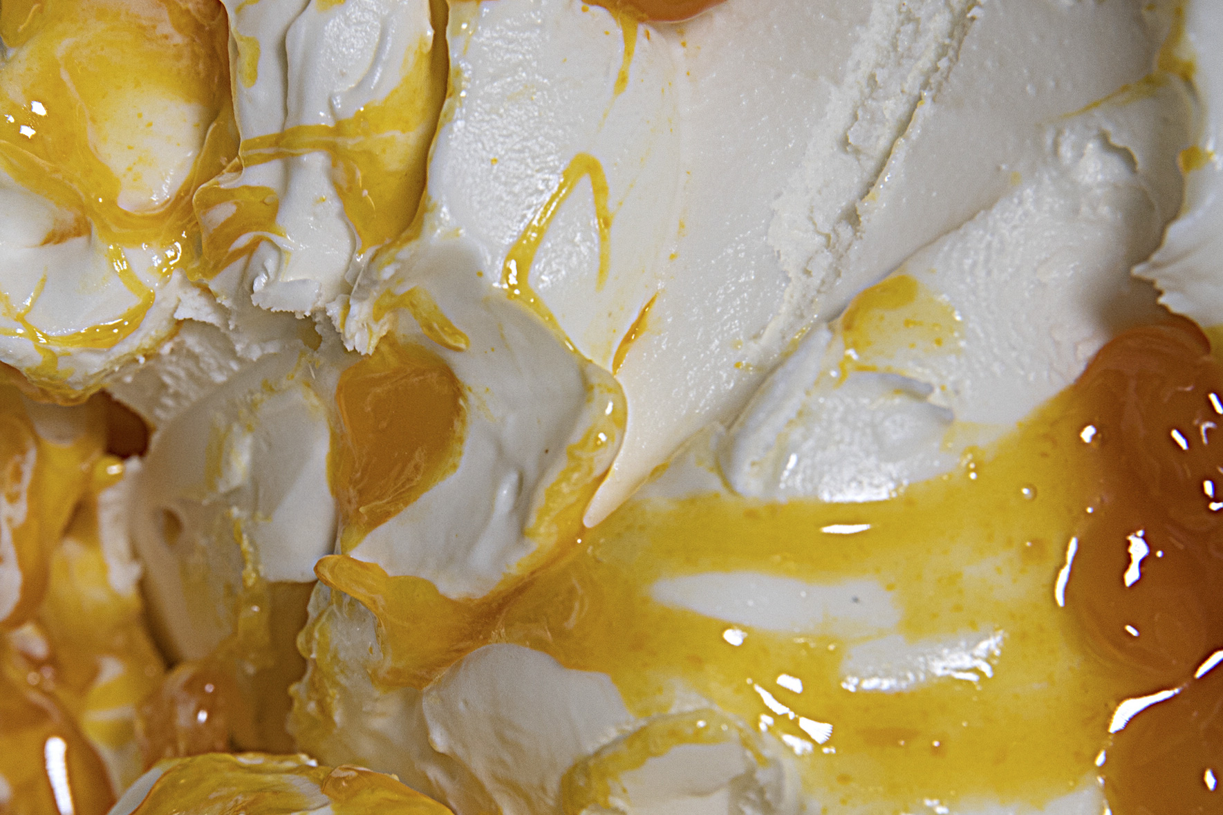gelato alla yogurt variegato al mango