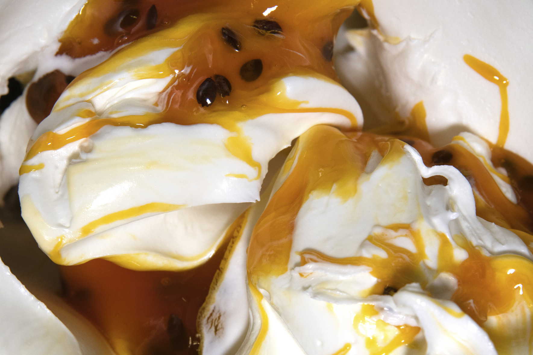 gelato artigianale allo yogurt variegato al passion fruit